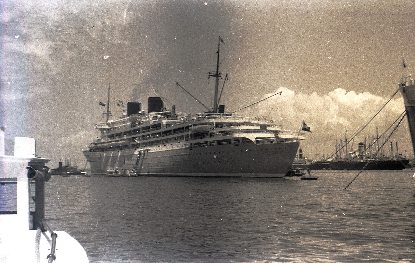 Willem Ruys op de rede van Ceylon